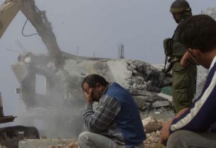 لحظة هدم منزل فلسطيني بالضفة الغربية