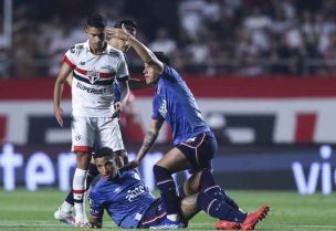 أثناء سقوط إزكيردو مدافع أوروغواي