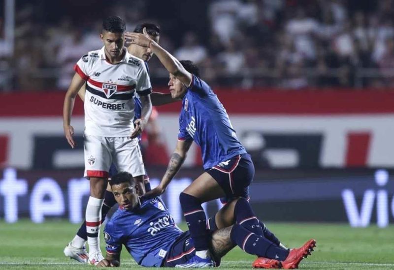 أثناء سقوط إزكيردو مدافع أوروغواي