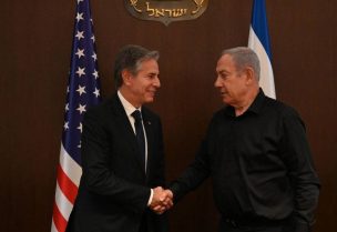 رئيس الوزراء الإسرائيلي بنيامين نتنياهو يصافح وزير الخارجية الأميركي أنتوني بلينكن