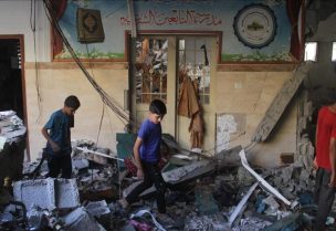 مجزرة مدرسة التابعين بحي الدرج راح ضحيتها أكثر من 100 شهيد وخلفت عشرات الإصابات (الأناضول)