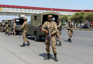 جنود الجيش الباكستاني أمام المحكمة العليا بالمنطقة الحمراء