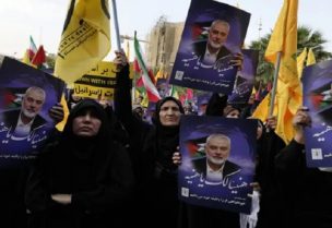 انطلاق مراسم تشييع هنية في طهران (أسوشيتد برس)