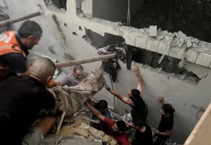 طواقم الدفاع المدني تواصل البحث عن مفقودين تحت أنقاض منزل أغار عليه الاحتلال في غزة (الأناضول)