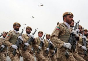 عناصر من الجيش الإيراني