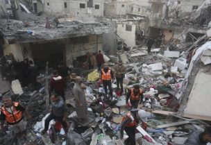 فلسطينيون يبحثون عن ناجين من القصف الإسرائيلي على قطاع غزة في رفح
