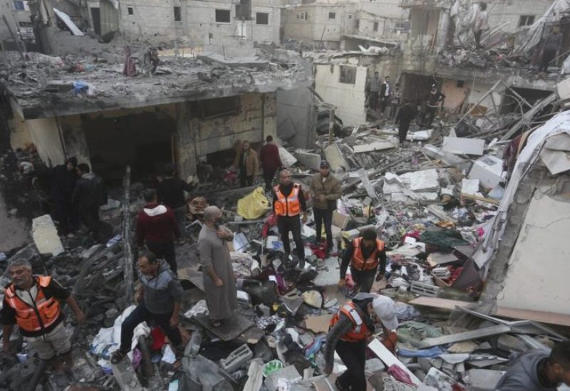 فلسطينيون يبحثون عن ناجين من القصف الإسرائيلي على قطاع غزة في رفح