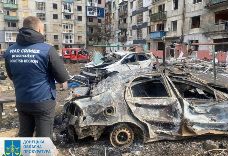 جانب من الدمار الذي سببته 3 صواريخ روسية بعد قصف بلدة ميرنوغراد في دونيتسك الأوكرانية