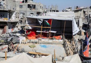 معلمة فلسطينية تحول الدمار في غزة إلى فصل دراسي