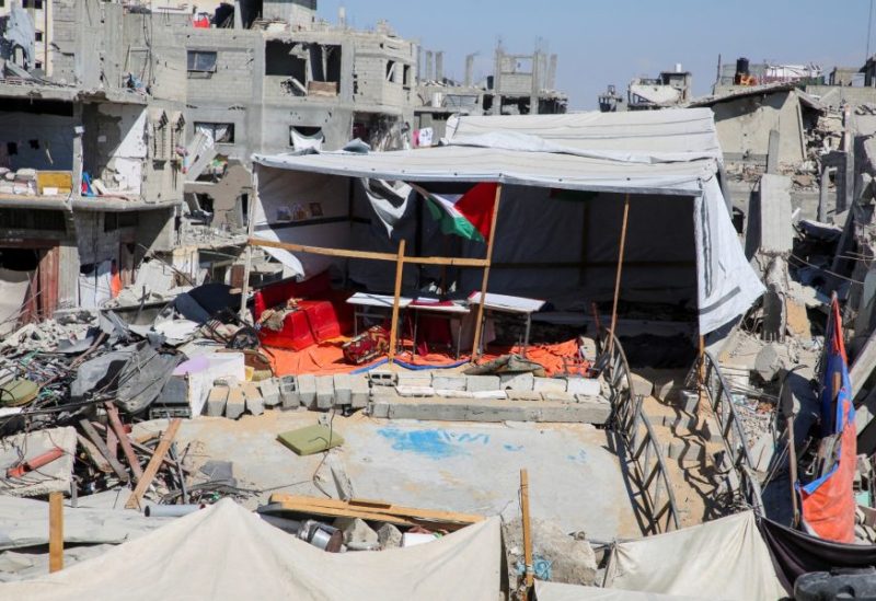 معلمة فلسطينية تحول الدمار في غزة إلى فصل دراسي