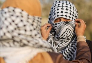 فتيات يرتدين الكوفية الفلسطينية