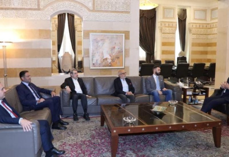 ميقاتي أثناء لقائه مع رئيس "اللقاء الديمقراطي" النائب تيمور جنبلاط على رأس