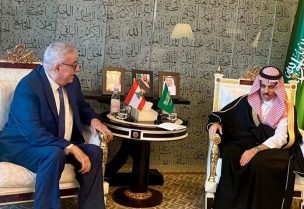 وزير الخارجية والمغتربين عبدالله بوحبيب بوزير خارجية المملكة العربية السعودية الأمير فيصل بن فرحان آل سعود