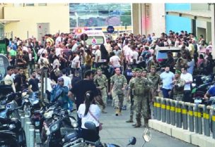 صورة من أمام مستشفى بعد تفجير يوم أمس الثلاثاء 17\9\2024