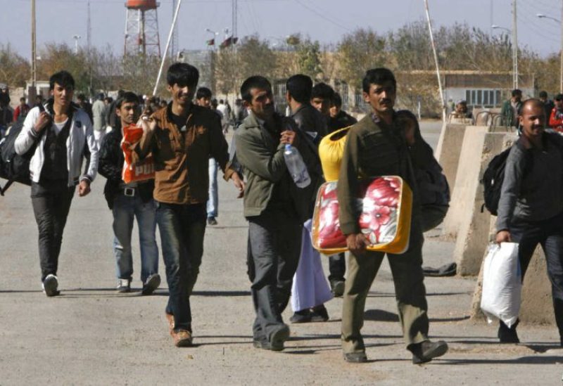 2020 مجموعة من العمال الأفعان على الحدود الأفغانية الإيرانية - صورة أرشيفية