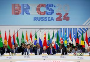 مسؤولون يحضرون جلسة عامة في قمة بريكس في قازان، روسيا، 24 أكتوبر/تشرين الأول 2024. رويترز