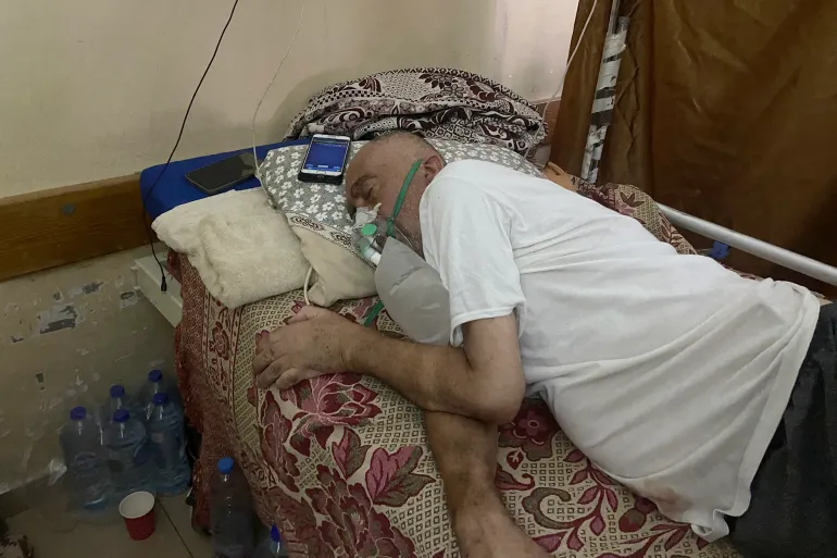 مريض السرطان نزار المسلمي يرقد بغيبوبة تامة في مجمع ناصر الطبي بخان يونس (الجزيرة)