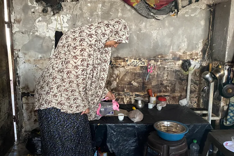سناء تشكو من واقع بائس يفتقر لمتطلباتها كمريضة سرطان (الجزيرة)