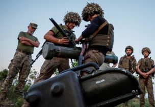 جنود أوكرانيون يتدربون على إطلاق نظام أسلحة صاروخية موجهة مضادة للدبابات في منطقة دونيتسك