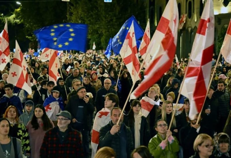 متظاهرون يحملون الأعلام خلال تجمع مؤيد لأوروبا قبل الانتخابات البرلمانية في جورجيا، والتي يُنظر إليها على أنها اختبار حاسم لديمقراطية البلاد ومحاولتها الحصول على عضوية الاتحاد الأوروبي، في تبليسي في 20 أكتوبر 2024.