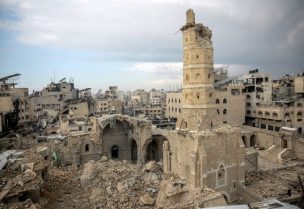 الأضرار التي لحقت بالمسجد العمري في مدينة غزة، وهو أقدم مسجد في غزة جراء القصف الإسرائيلي