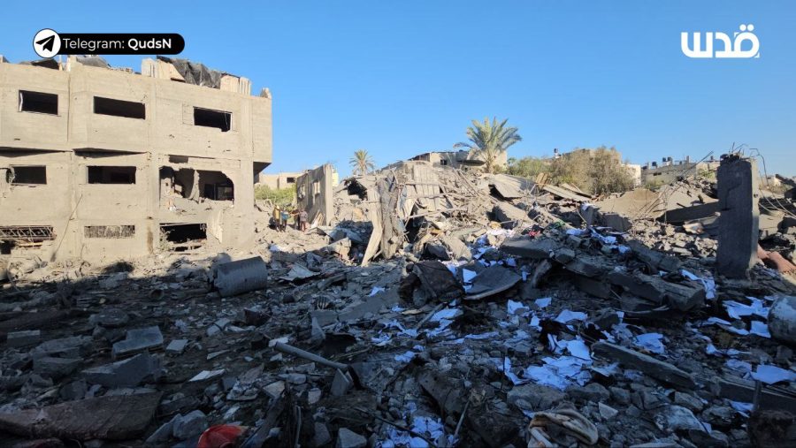 آثار مجزرة الاحتلال التي ارتكبها ليلة أمس بحق عائلة اللوح في مدينة بيت لاهيا، وعمليات البحث عن مفقودين مستمرة. (وكالة قدس)