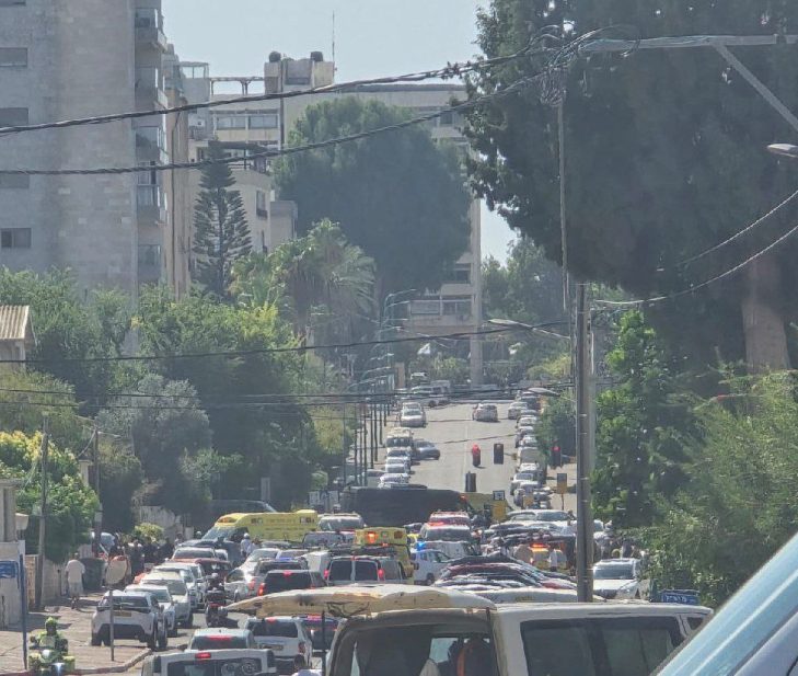 انتشار كبير لقوات الاحتلال في مكان عملية الطعن بالخضيرة