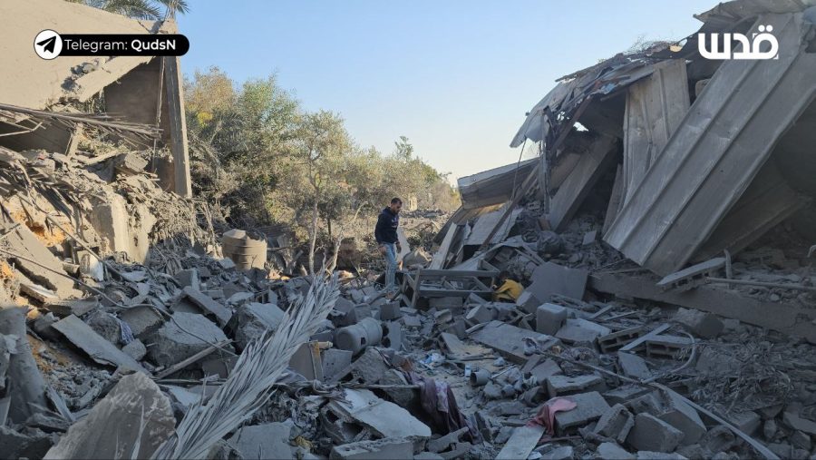 آثار مجزرة الاحتلال التي ارتكبها ليلة أمس بحق عائلة اللوح في مدينة بيت لاهيا، وعمليات البحث عن مفقودين مستمرة. (وكالة قدس)