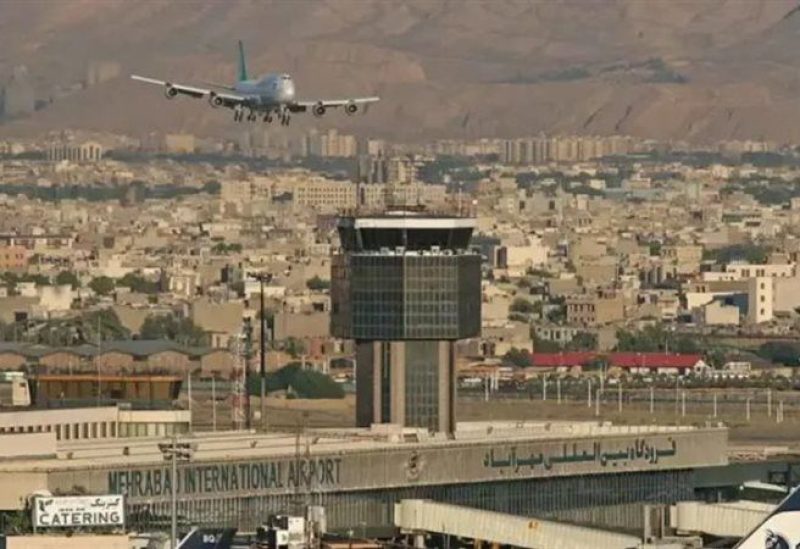 طائرة تستعد للهبوط في مطار مهرآباد بالعاصمة طهران