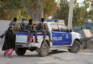 شاحنة صغيرة تابعة للشرطة الصومالية تتجه إلى مكان انفجار في مطعم غالبًا ما يرعاه ضباط الشرطة في مقديشو - رويترز