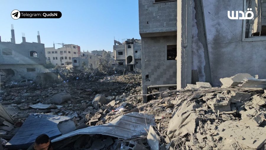 آثار مجزرة الاحتلال التي ارتكبها ليلة أمس بحق عائلة اللوح في مدينة بيت لاهيا، وعمليات البحث عن مفقودين مستمرة. (وكالة قدس)