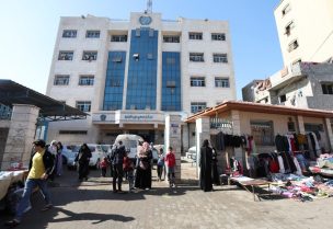 المركز الصحي الذي تديره الأونروا في دير البلح وسط قطاع غزة - رويترز