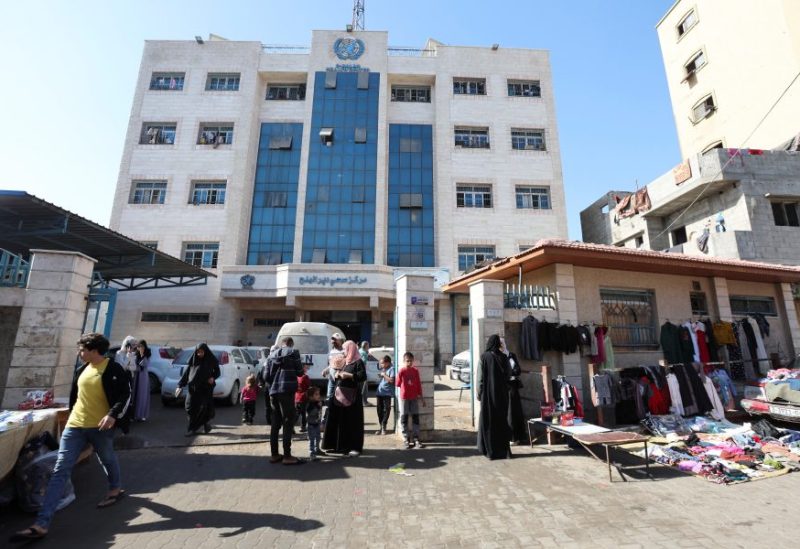 المركز الصحي الذي تديره الأونروا في دير البلح وسط قطاع غزة - رويترز