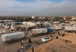 شاحنات تحمل مساعدات إنسانية تدخل رفح في جنوب قطاع غزة بعد عبور الحدود النهائية من مصر