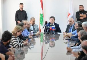 وزير الإعلام في حكومة تصريف الأعمال زياد المكاري خلال الاجتماع الطارئ مع ممثلي وسائل الإعلام
