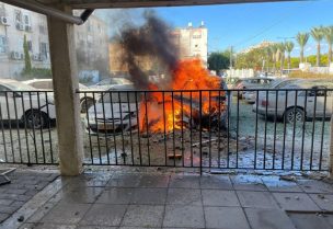 النيران تلتهم سيارة بمستوطنة "كريات اتا" بخليج حيفا المحتلة، جراء القصف الصاروخي من لبنان.