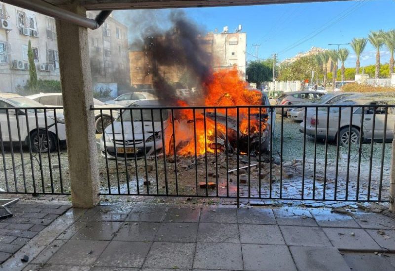 النيران تلتهم سيارة بمستوطنة "كريات اتا" بخليج حيفا المحتلة، جراء القصف الصاروخي من لبنان.