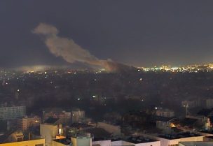 تصاعد سحب الدخان بعد غارتين على حارة حريك بالضاحية الجنوبية لبيروت