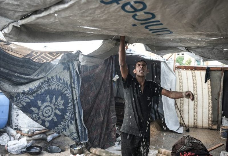 الأمطار تغمر خيام النازحين في غزة