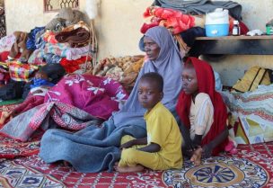 عائلة سودانية نازحة من ولاية الجزيرة بسبب عنف قوات «الدعم السريع» تجلس بملجأ في حلفا الجديدة بالسودان