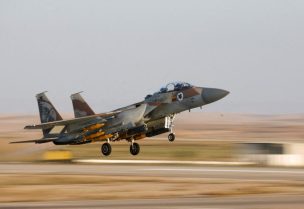 طائرة مقاتلة من طراز F-15 تقلع خلال حفل تخريج طيارين من سلاح الجو الإسرائيلي في قاعدة حتزيريم الجوية في جنوب إسرائيل، 29 يونيو/حزيران 2023. رويترز