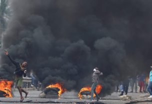 متظاهرون يرمون الحجارة خلال تظاهرة ضد نتيجة الانتخابات، في موزمبيق، 7 نوفمبر/تشرين الثاني 2024. رويترز
