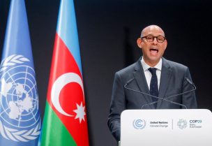 الأمين التنفيذي لاتفاقية الأمم المتحدة الإطارية بشأن تغير المناخ، يلقي بيانًا خلال مؤتمر الأمم المتحدة لتغير المناخ COP29، في باكو، أذربيجان، 12 نوفمبر/تشرين الثاني 2024. رويترز