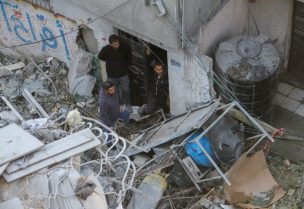 فلسطينيون يقفون في موقع غارة إسرائيلية على منزل في مدينة غزة في 21 نوفمبر/تشرين الثاني 2024. رويترز