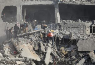 فلسطينيون يبحثون عن ضحايا في موقع غارة إسرائيلية على منزل في غزة 22 نوفمبر/تشرين الثاني 2024. رويترز