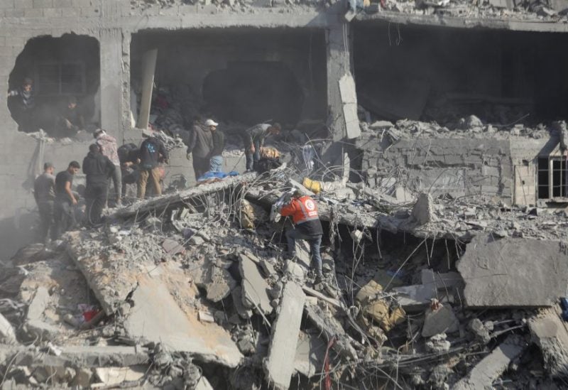 فلسطينيون يبحثون عن ضحايا في موقع غارة إسرائيلية على منزل في غزة 22 نوفمبر/تشرين الثاني 2024. رويترز
