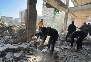 فلسطينيون يتفقدون موقع الغارة الإسرائيلية على مسجد الفاروق وسط قطاع غزة، 23 نوفمبر/تشرين الثاني 2024. رويترز