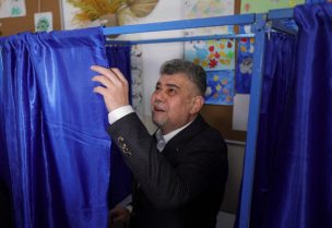 رئيس الوزراء الروماني والمرشح الرئاسي مارسيل تشيولاكو يصوت خلال الجولة الأولى من الانتخابات الرئاسية في بوخارست، رومانيا، 24 نوفمبر/تشرين الثاني 2024. رويترز