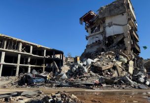 مبنى متضرر في أعقاب الغارات الإسرائيلية في النبطية، جنوب لبنان، 26 نوفمبر/تشرين الثاني 2024. رويترز