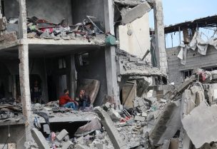مبنى مدمر بعد انسحاب القوات الإسرائيلية من جزء من مخيم النصيرات، وسط قطاع غزة، 29 نوفمبر/تشرين الثاني 2024. رويترز